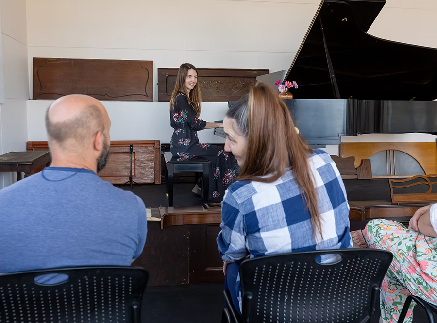 Pianist playing in front of people at the cafe